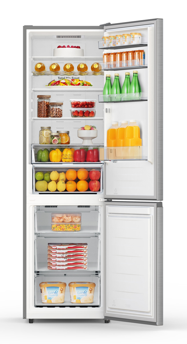 Ein offener Kühlschrank, gefüllt mit Lebensmitteln, darunter Obst, Gemüse und Getränke.