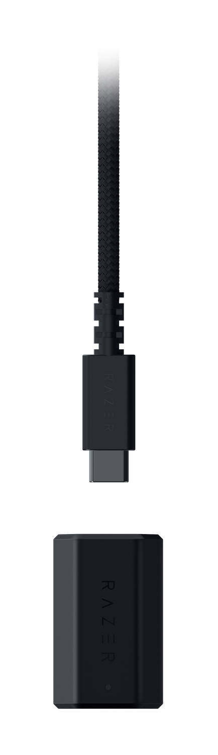 Cable y adaptador USB-C negros de Razer sobre fondo gris. El cable tiene un diseño texturizado. El adaptador está debajo del cable.