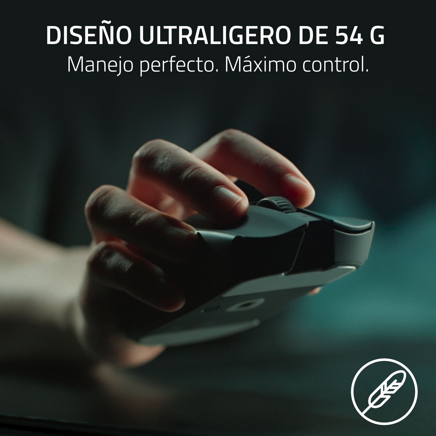 Una mano sostiene un ratón negro de ordenador, con un icono de pluma a la derecha.