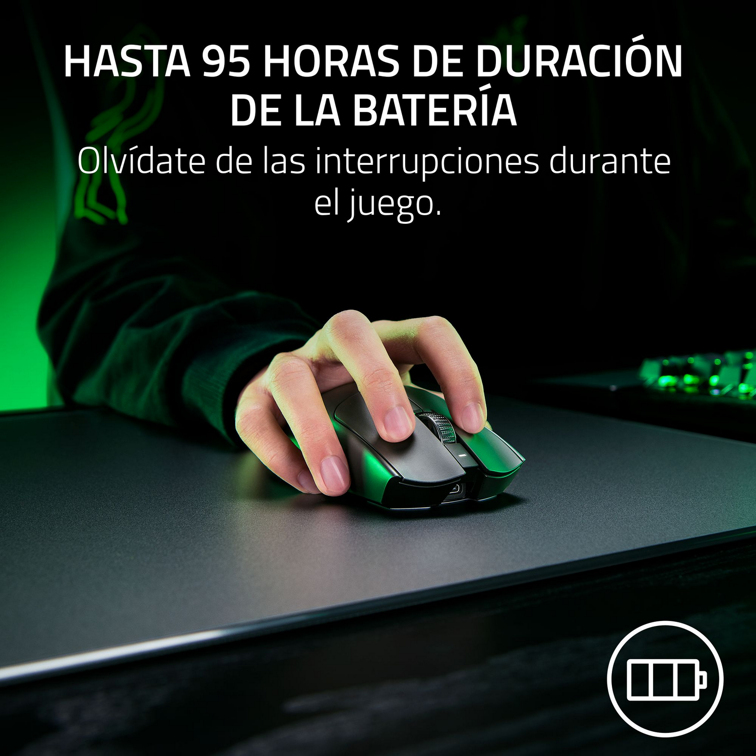 Mano usando un ratón gaming negro sobre una alfombrilla negra, texto sobre duración de batería.