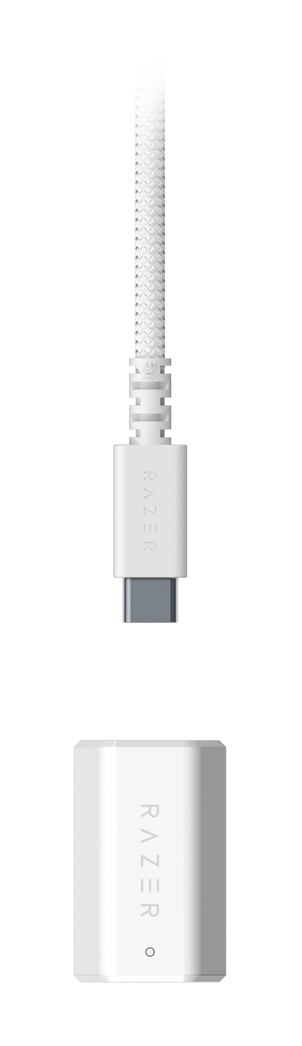 Cable USB-C Razer blanco y un adaptador cilíndrico Razer blanco, fondo negro.