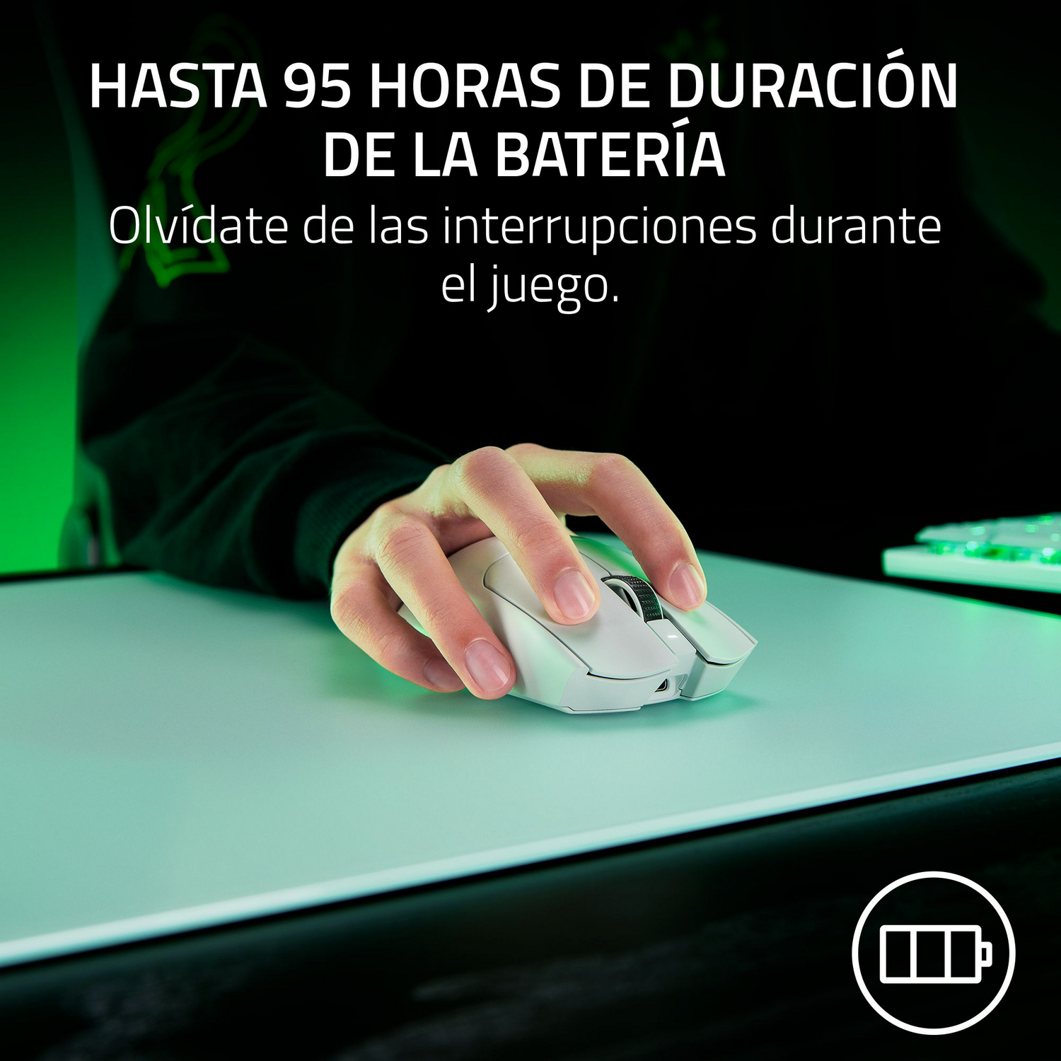Mano de una persona usando un ratón de juego blanco sobre una alfombrilla verde claro.