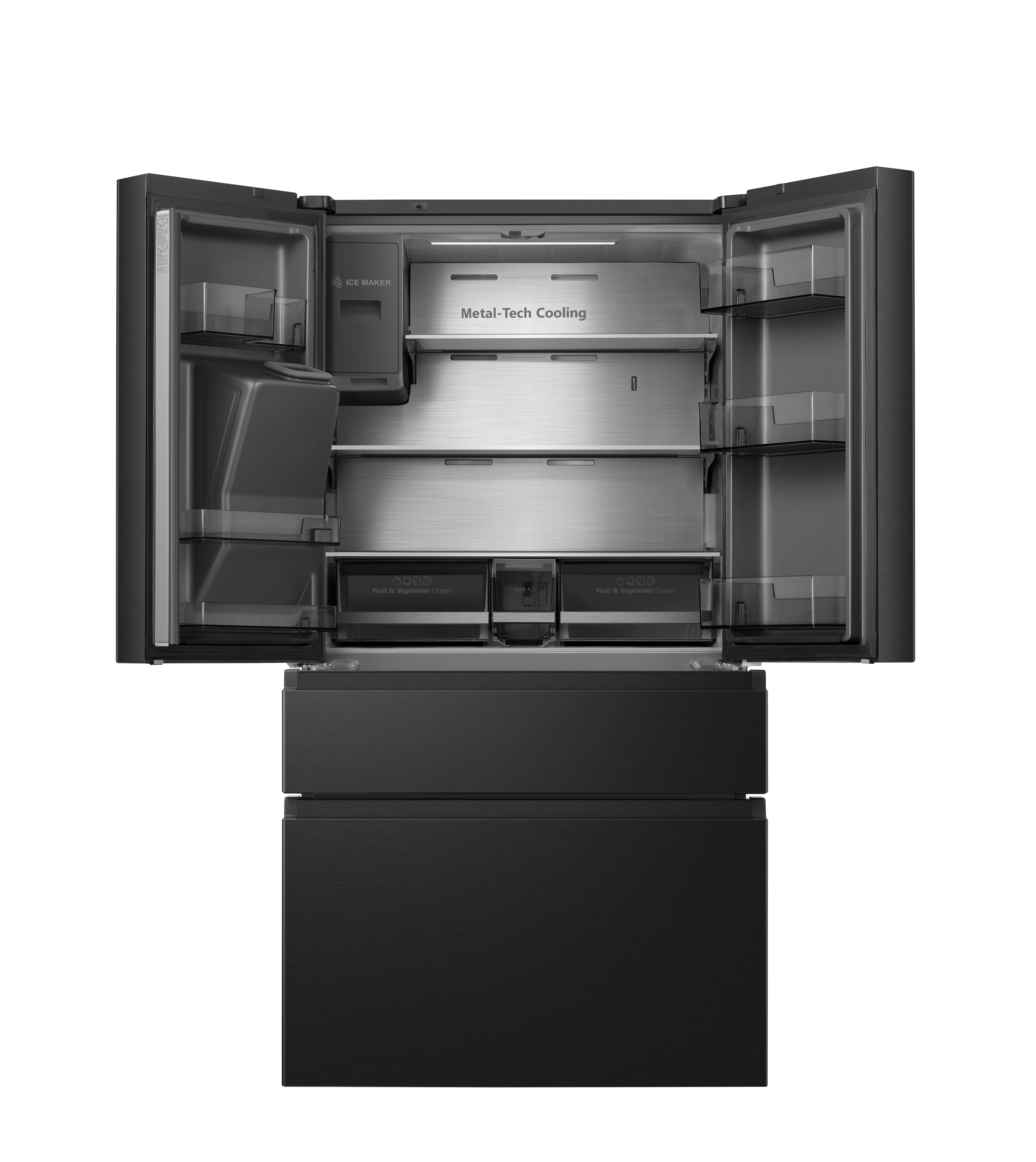 Offener schwarzer Kühlschrank. Innenraum mit Regalen, Schubladen und Metallkühlplatte sichtbar. Eisbereiter links.