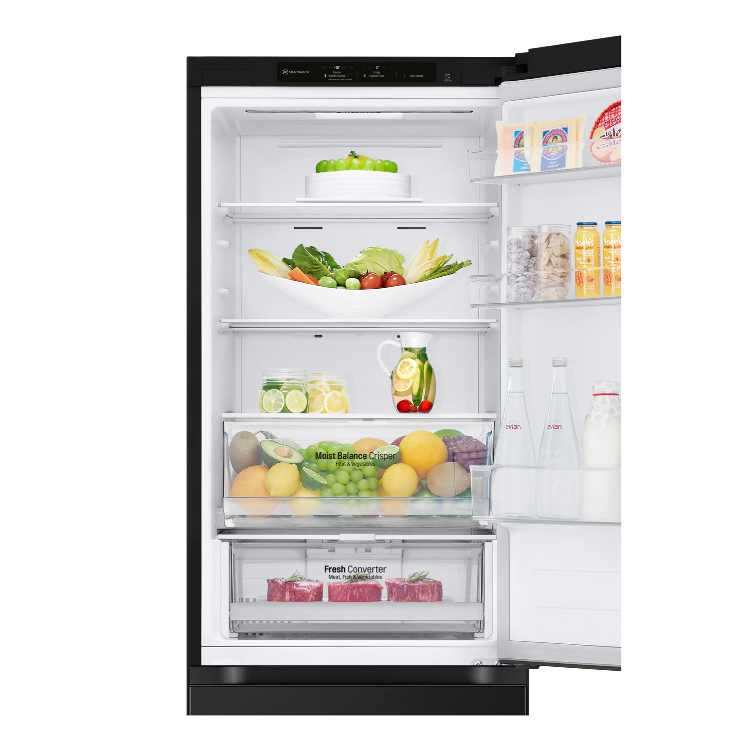 Een koelkastinterieur met schappen vol voedsel, waaronder groenten, fruit en drankjes.