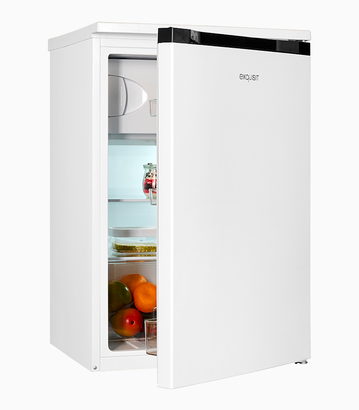 Weißer Kühlschrank mit leicht geöffneter Tür, zeigt das Innere.