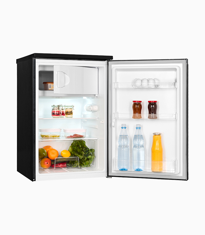 Kleiner schwarzer Kühlschrank mit offener Tür, Lebensmittel und Flaschen zeigend.
