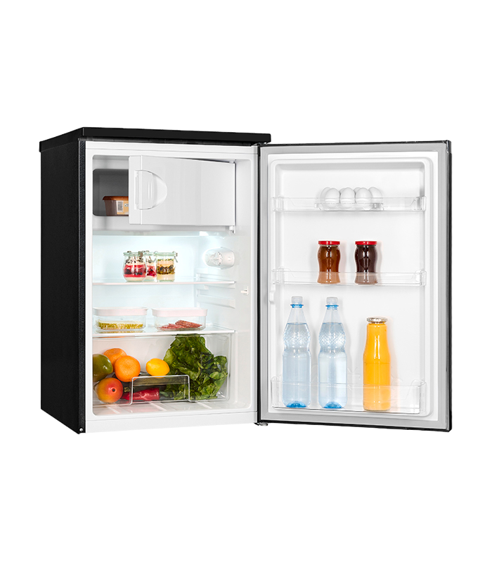 Ein kleiner Kühlschrank mit geöffneter Tür, der Regale mit Essen und Getränken zeigt. Das Äußere ist schwarz.
