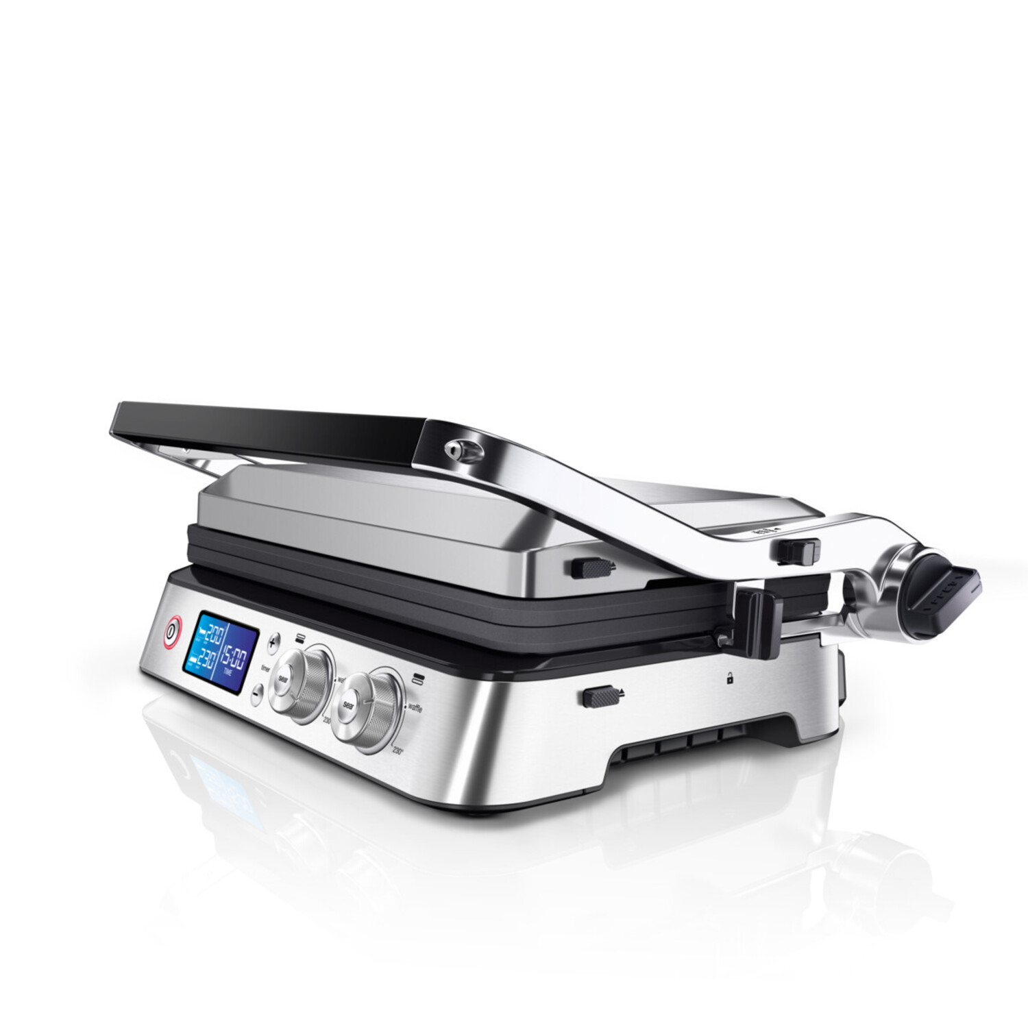 Zilveren en zwarte grill met digitaal display. Handvat omhoog. Witte achtergrond.