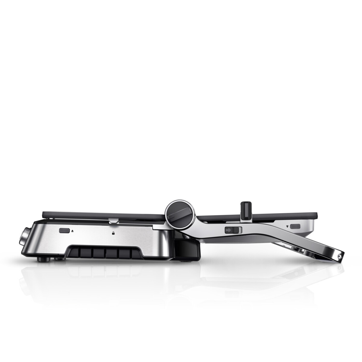 Gesloten panini grill. Zilver en zwart. Zijaanzicht op een wit oppervlak.
