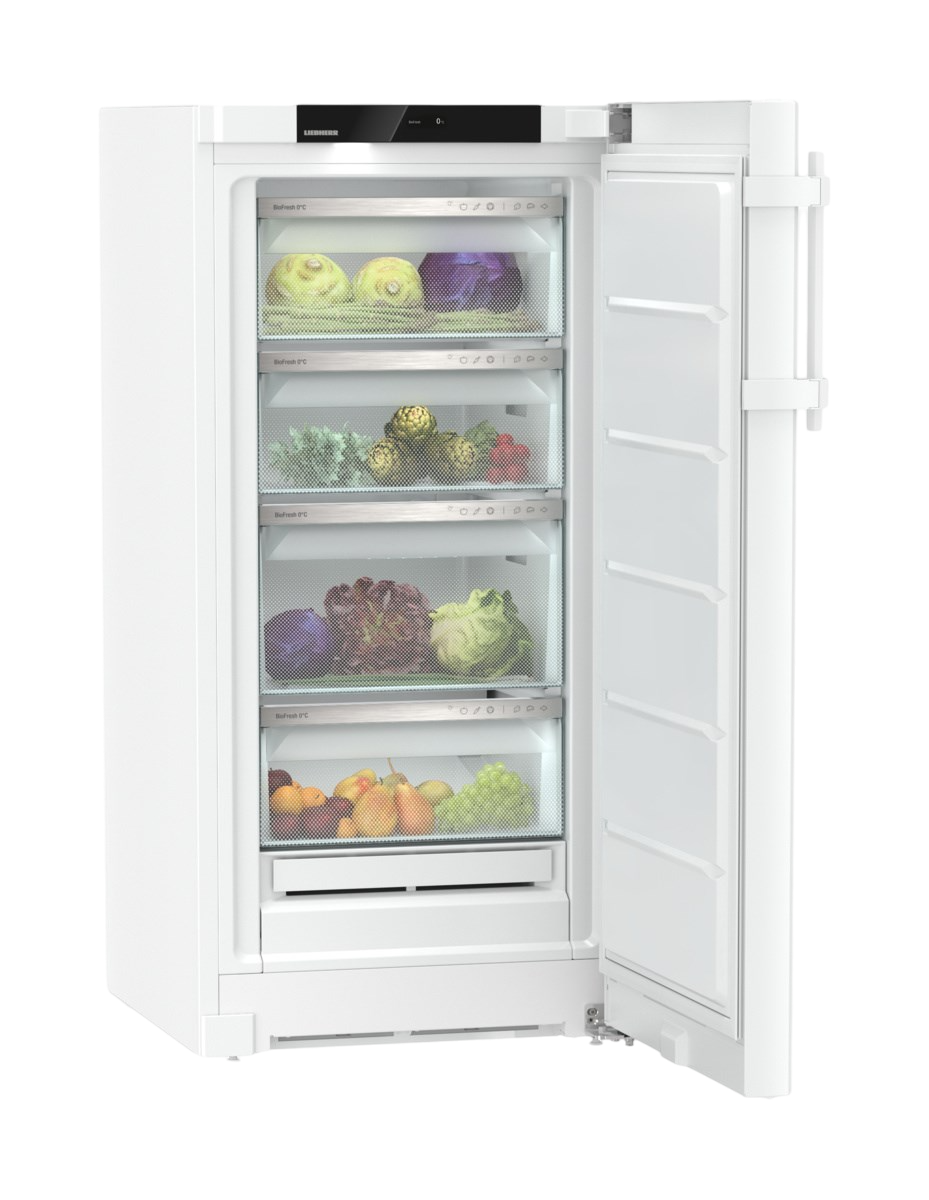 Ein weißer Kühlschrank mit offener Tür. Der Innenraum zeigt Regale mit frischen Produkten und Gemüse.