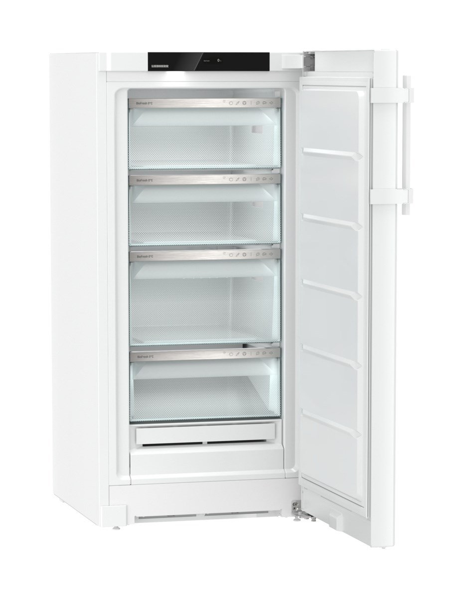 Weißer Kühlschrank mit offener Tür, Regale sichtbar. Weißer Hintergrund.