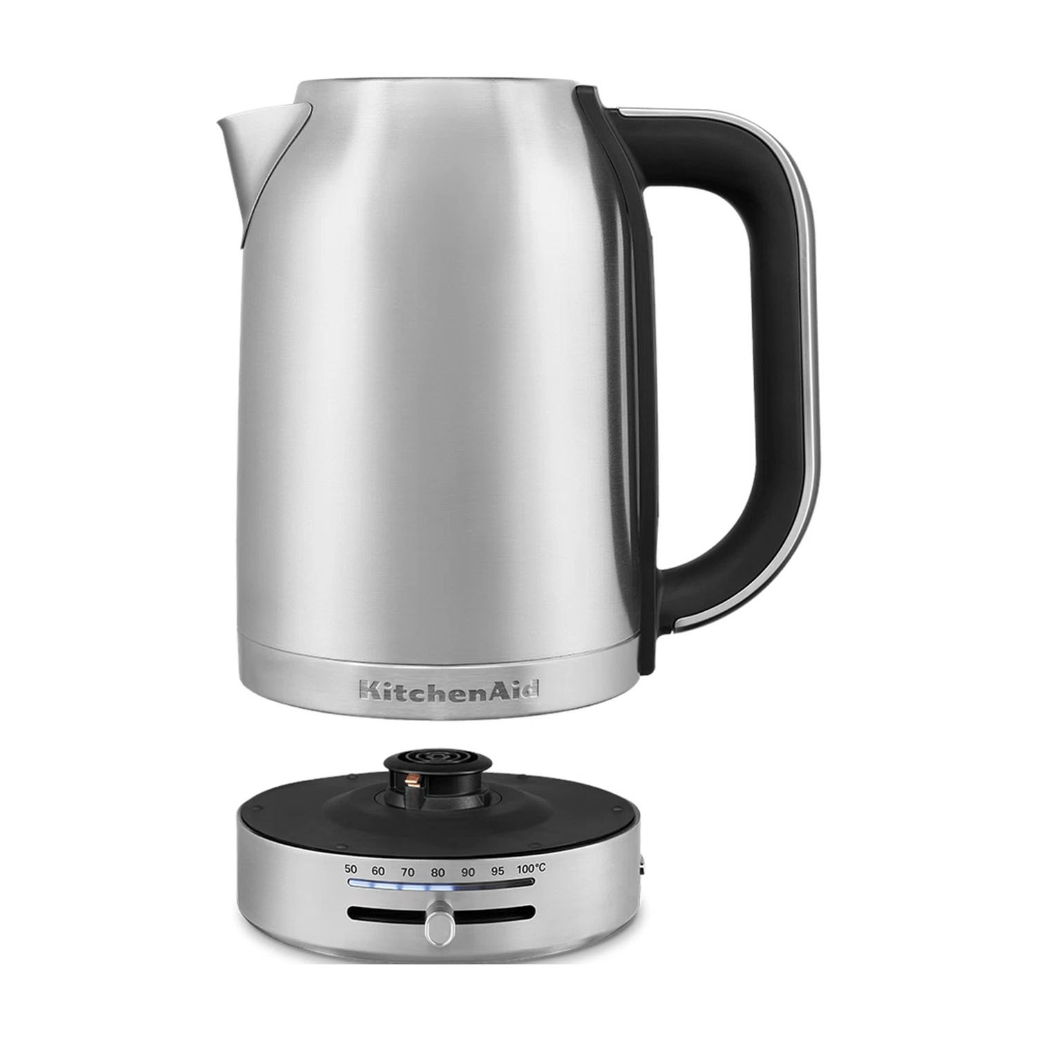 Un bollitore elettrico KitchenAid argento e nero sulla sua base.