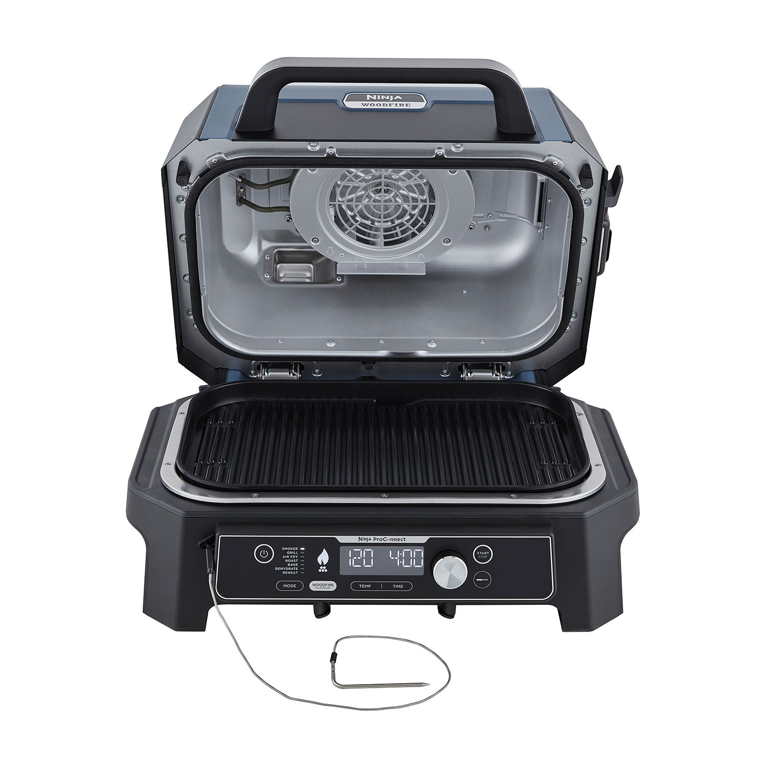Un grill Ninja Woodfire con il coperchio aperto, che mostra l'interno e il pannello di controllo.
