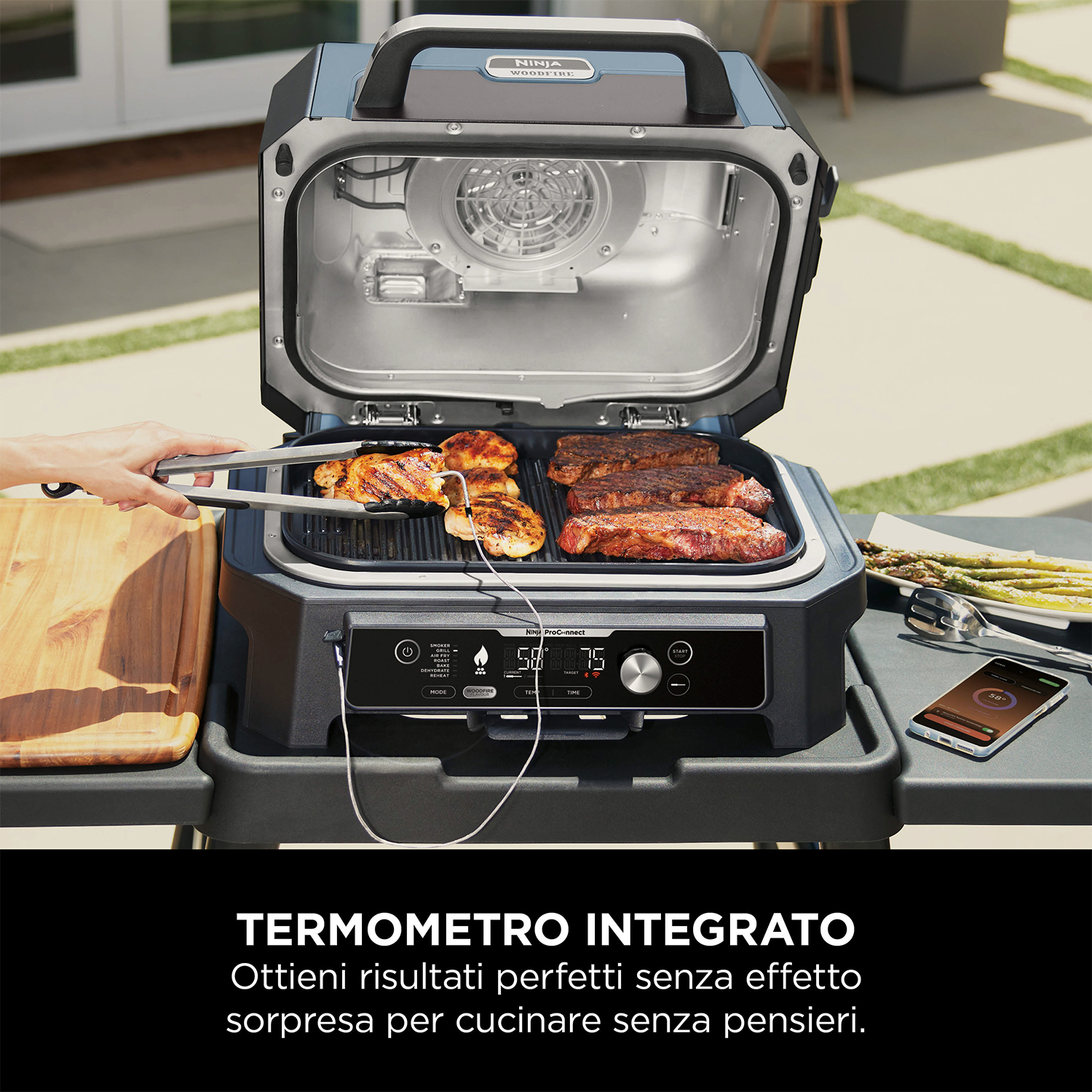 Griglia con cibo che cuoce; pinze tengono pollo. Termometro 59 e 75. Sul tavolo, asparagi e telefono.