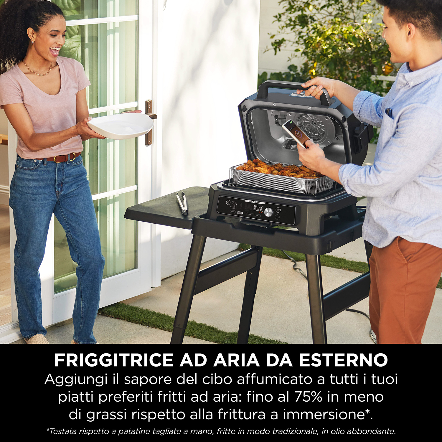 Persone che grigliano cibo su una friggitrice ad aria esterna con descrizioni testuali.