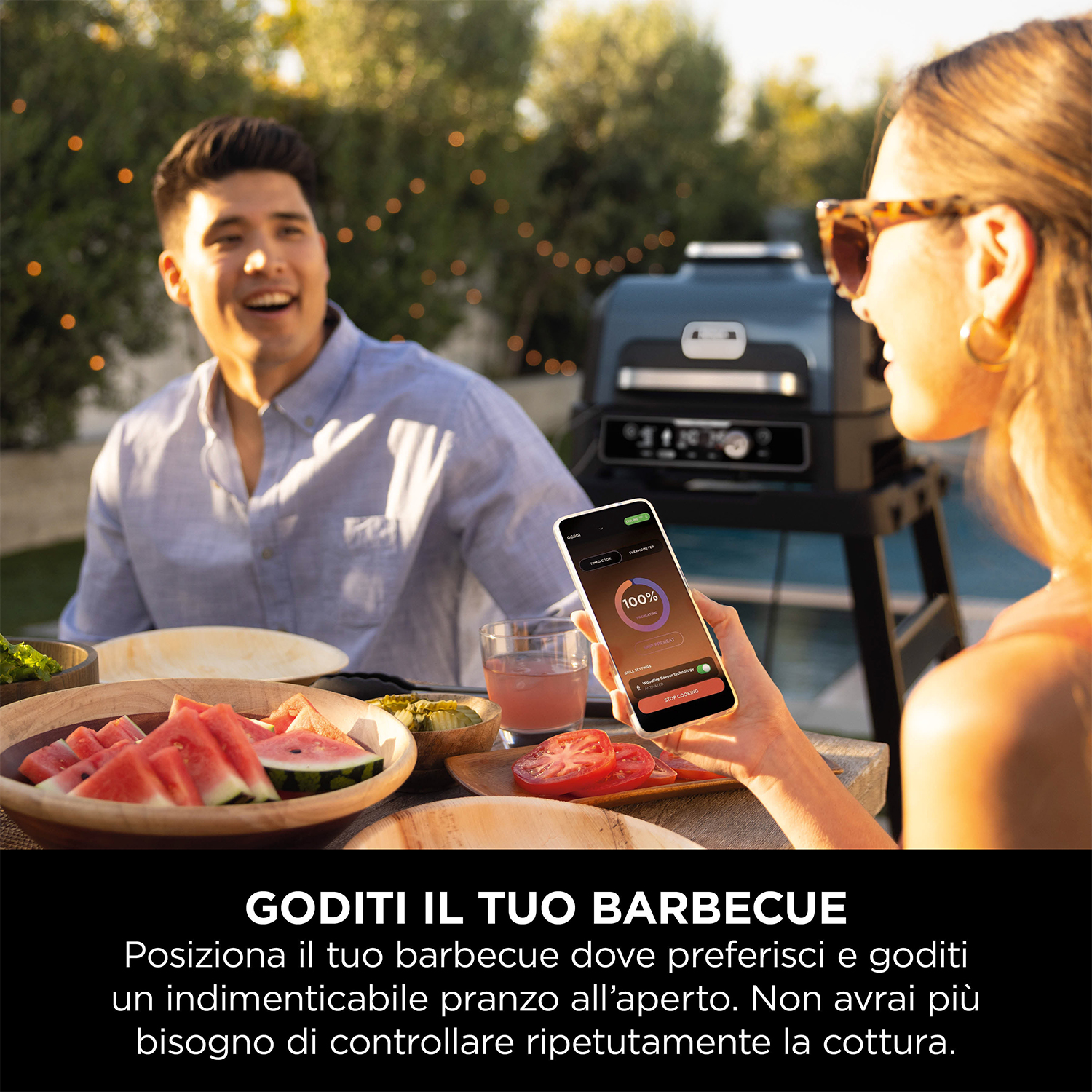 Una coppia che griglia con uno smartphone che mostra le impostazioni di cottura, con testo.