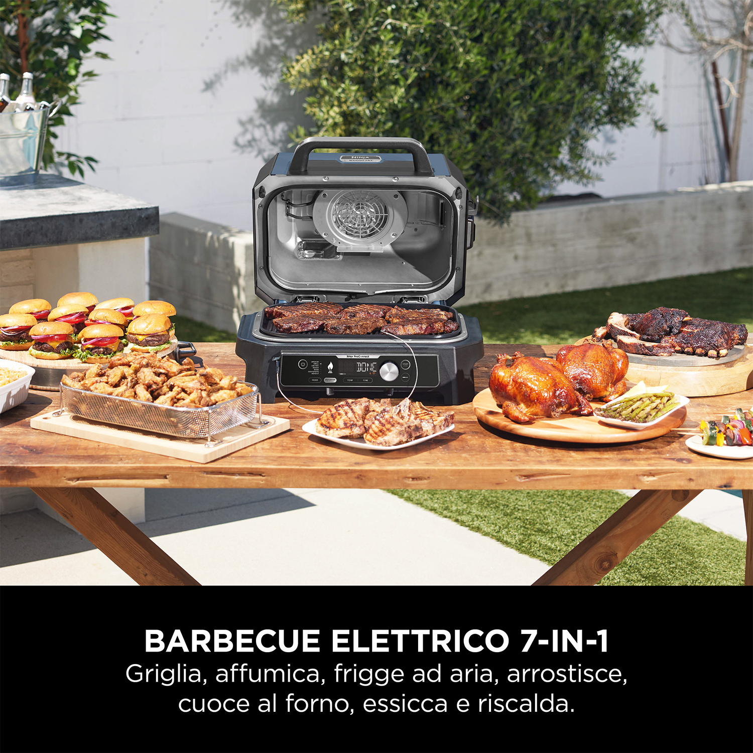 Un tavolo con cibo cotto. Include hamburger, patatine fritte, pollo e bistecche. Il barbecue è acceso.