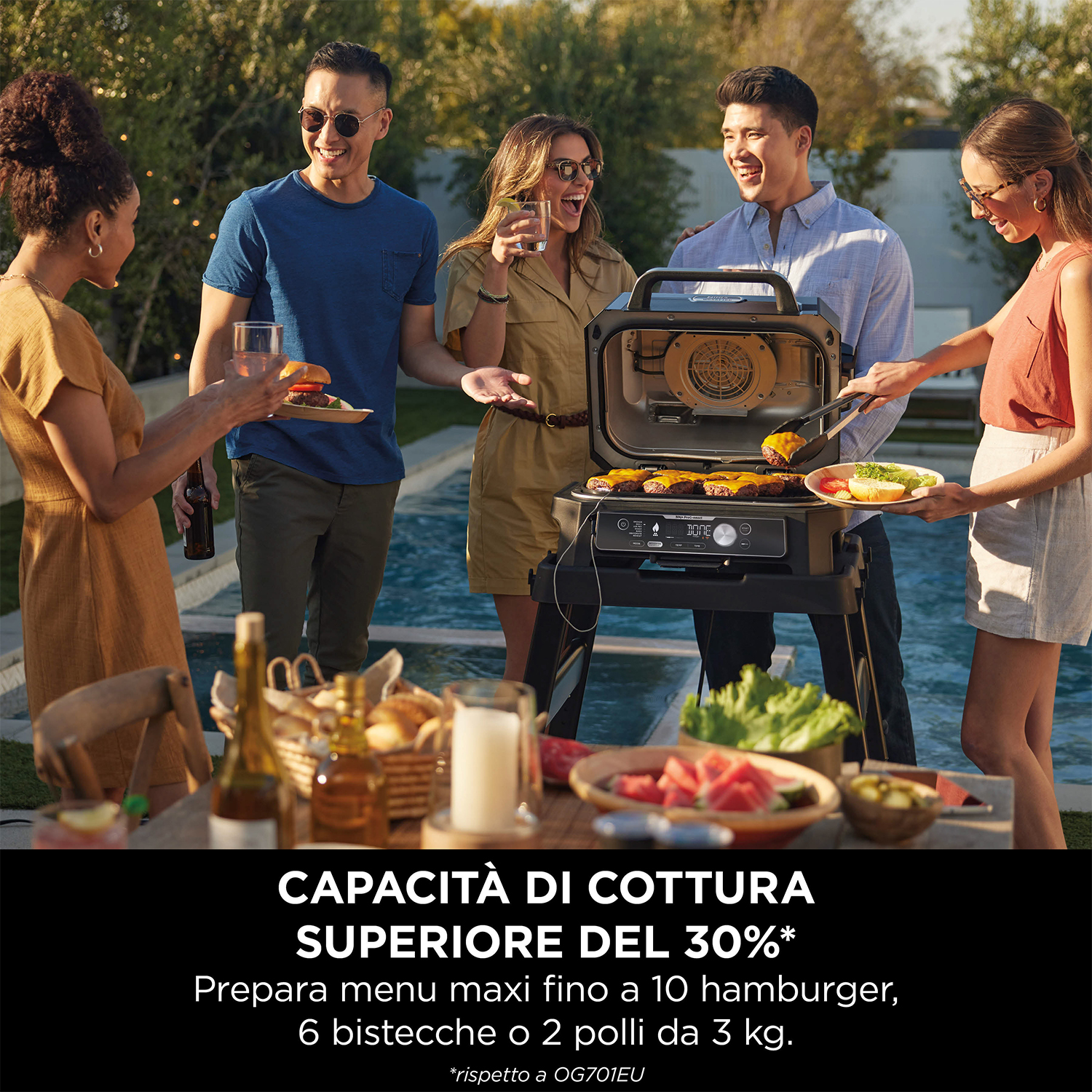 Gruppo di persone che grigliano all'aperto. Griglia con cibo, verdure e bevande sul tavolo.