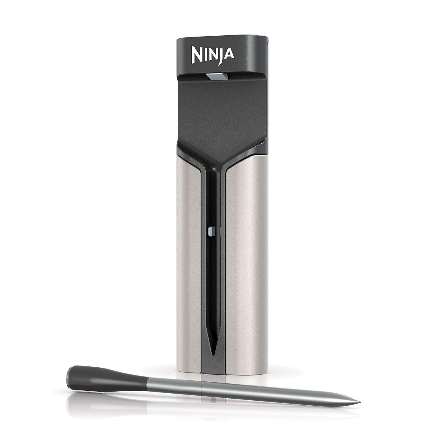 Un dispositivo da cucina Ninja nero e argento con una sonda termometrica.