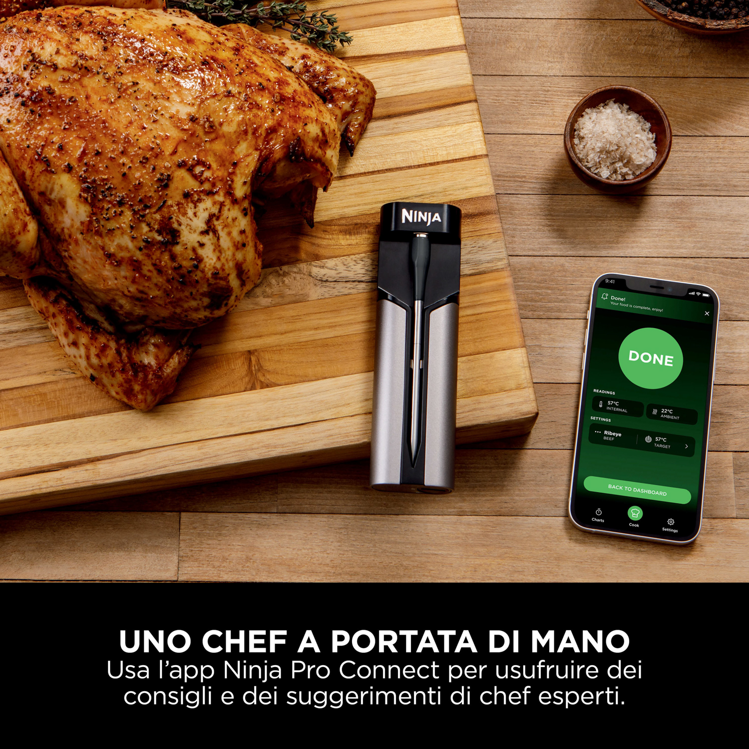 Un pollo cotto e un telefono che mostra un'app di ricette. Un termometro da cucina Ninja in mezzo.