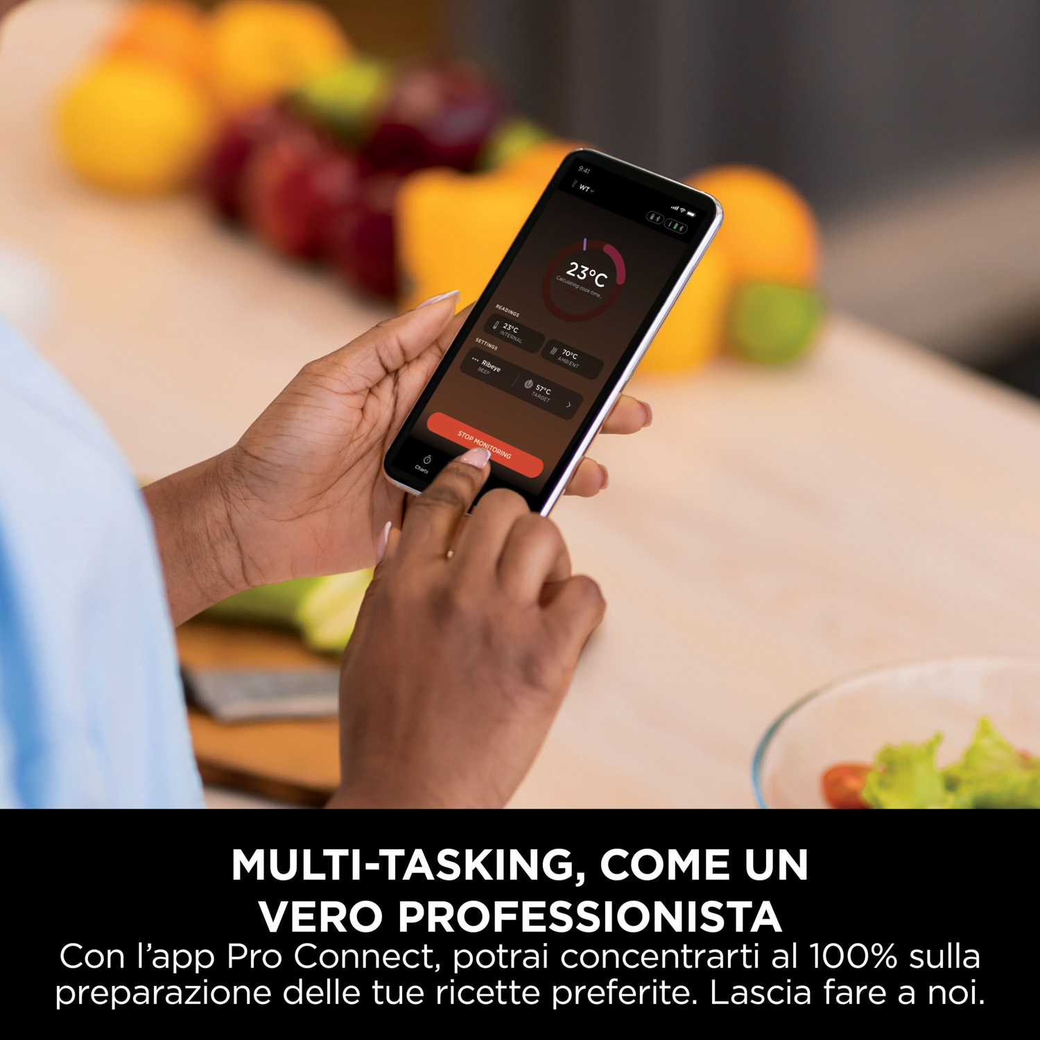 Un telefono che mostra la temperatura di cottura. Lo sfondo ha frutta e un tavolo.