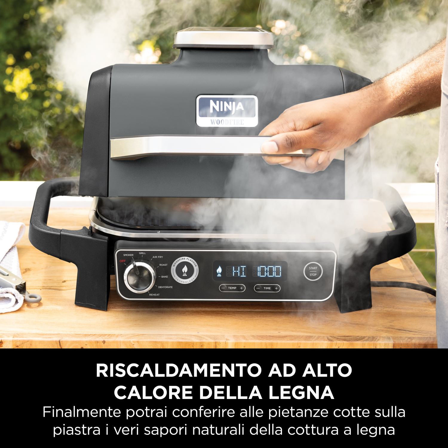Griglia Ninja Woodfire nera, cottura a vapore, su una superficie in legno.