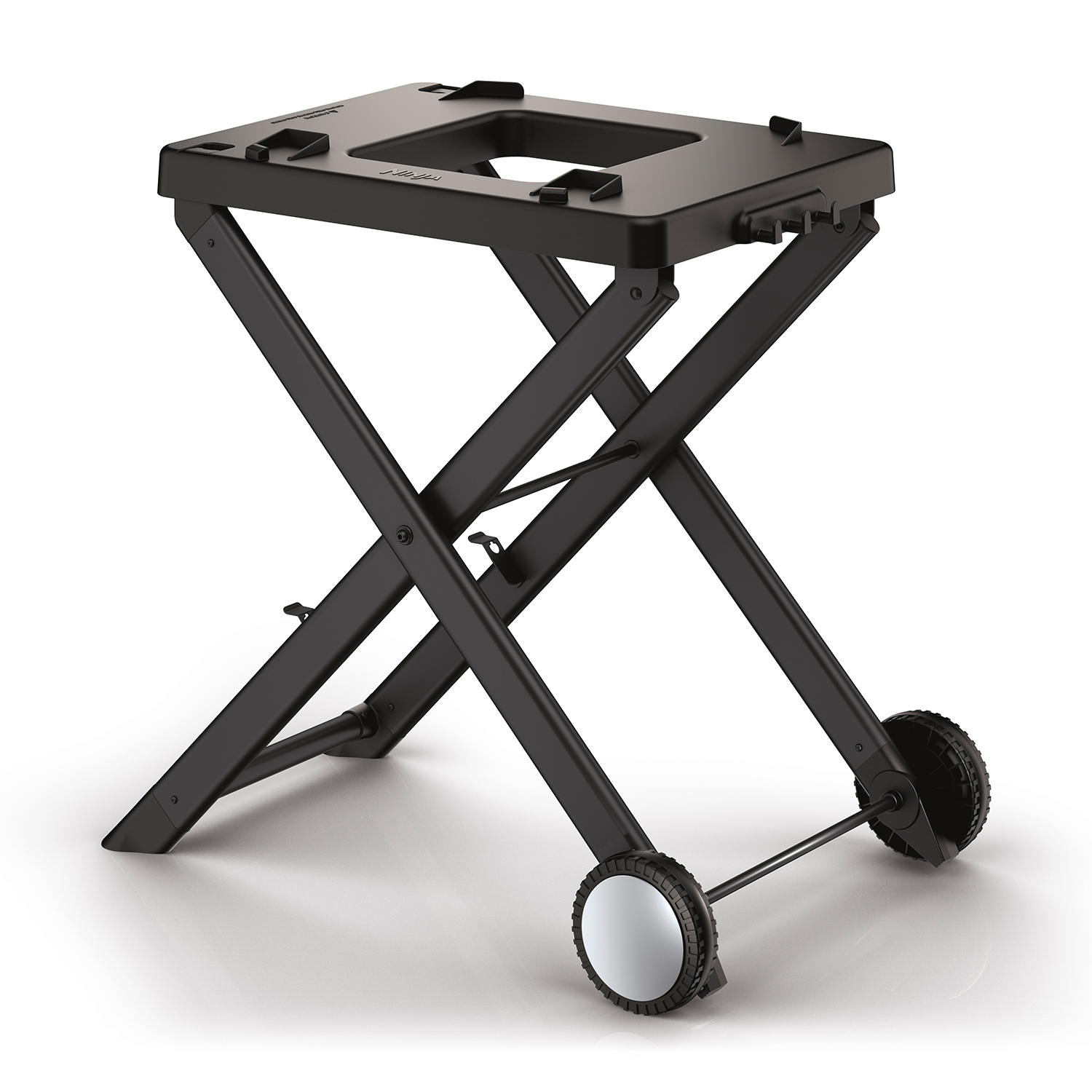 Supporto per grill in metallo nero con ruote. Design a gambe incrociate. Sfondo bianco.