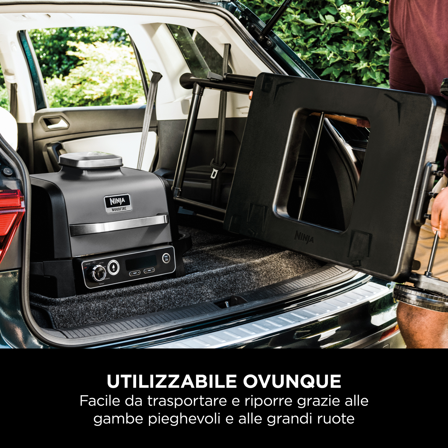 Un Ninja Woodfire Grill viene caricato nel bagagliaio di un'auto. Il grill è in una custodia nera.