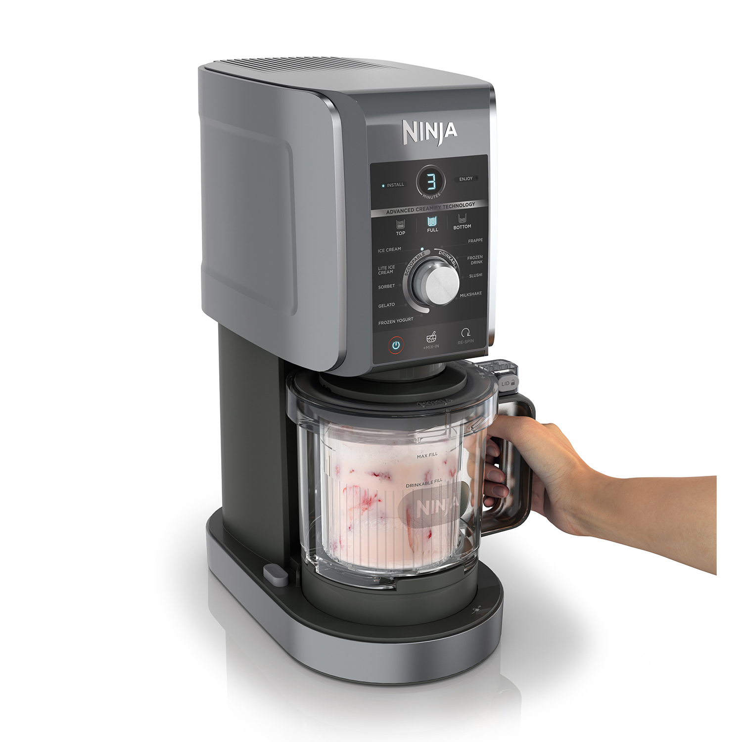 Una gelatiera Ninja. Una mano tiene il contenitore con il gelato all'interno.