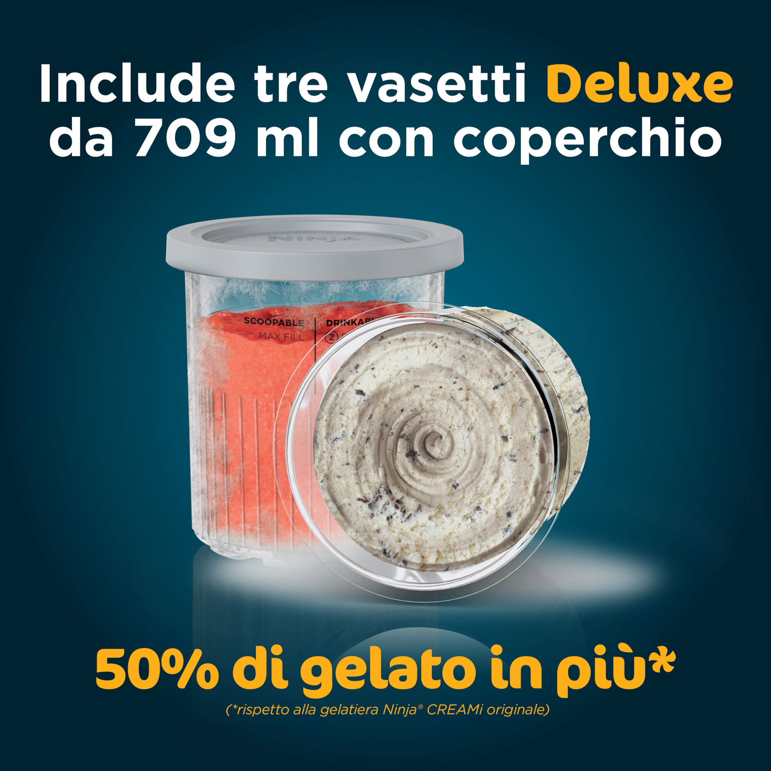 Tre contenitori di gelato deluxe. Due con gelato, uno con contenuto rosso. Sfondo sfumato blu.