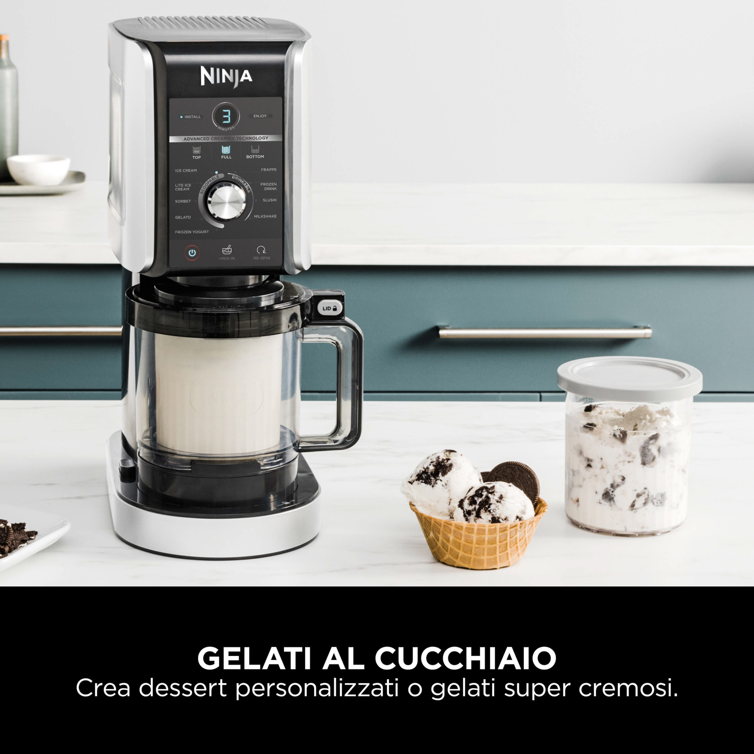 Gelatiera Ninja con un contenitore con gelato, un cono waffle e un contenitore su bianco.