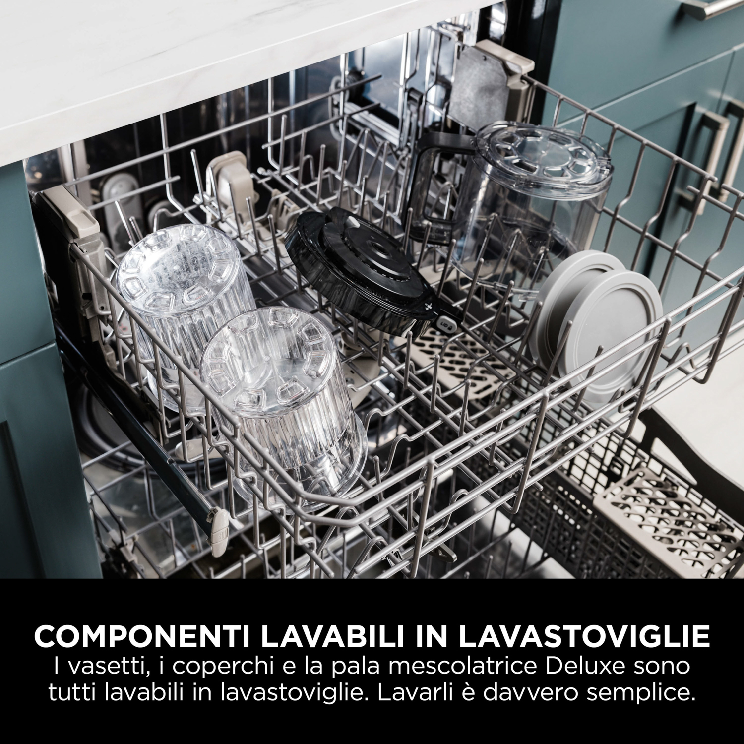 Una lavastoviglie con bicchieri e accessori all'interno, vista aperta.