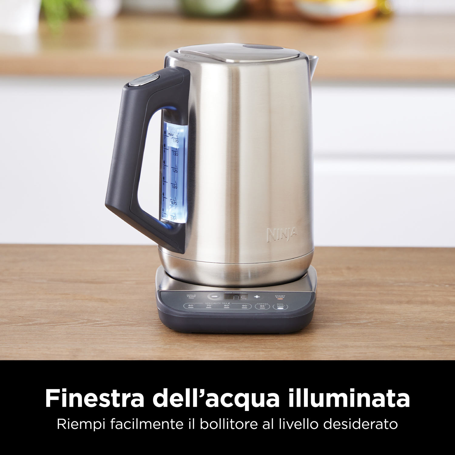 Un bollitore elettrico Ninja argentato su una base nera. La finestra dell'acqua è illuminata di blu.