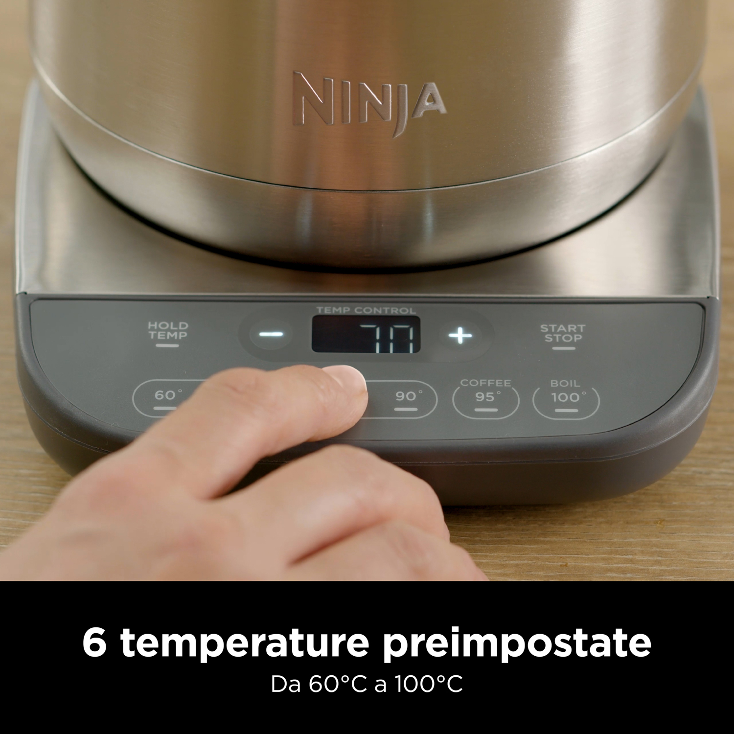 Primo piano di una mano che preme un pulsante della temperatura su un dispositivo.