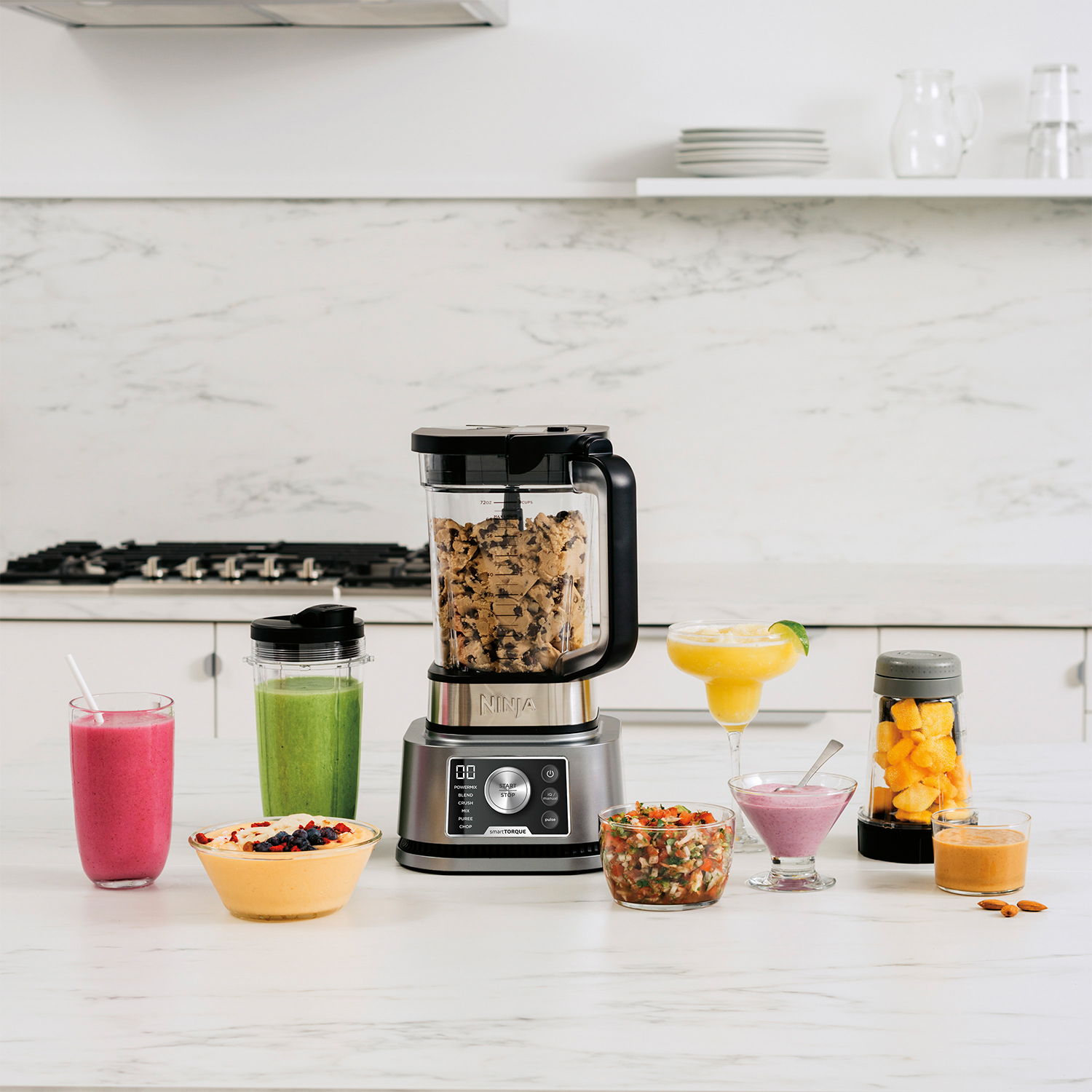 Frullatore Ninja con bevande e ingredienti. Include frullatore, bevande e ciotole con cibo.