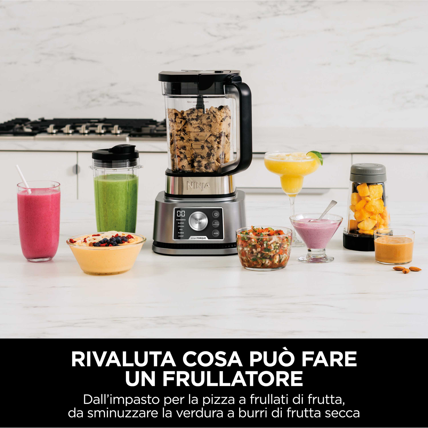Frullatore con ingredienti e varie bevande. Ciotole e bicchieri con frutta e salse sul bancone.