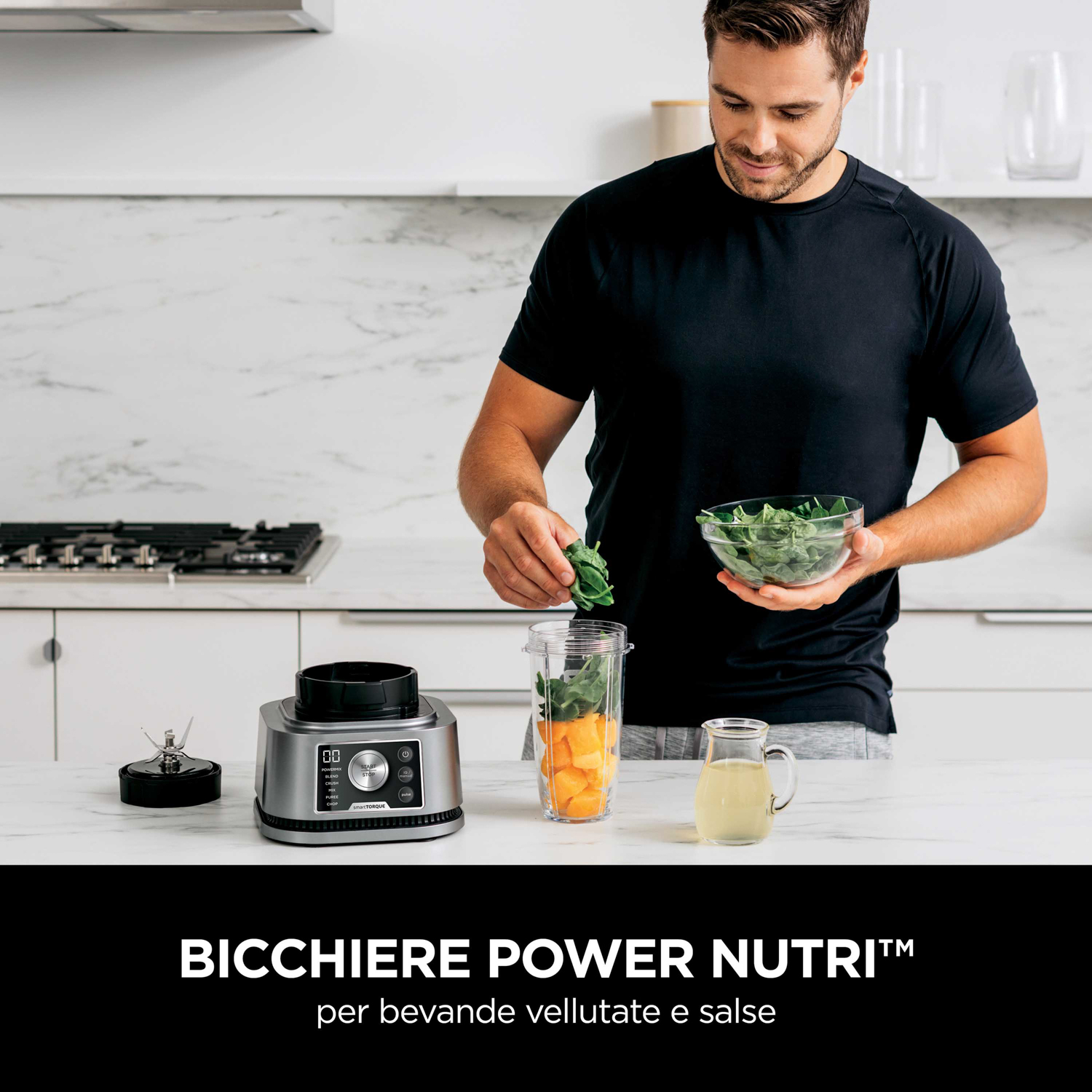 Uomo che aggiunge verdure a un frullatore. Frullatore, ingredienti e testo in basso.