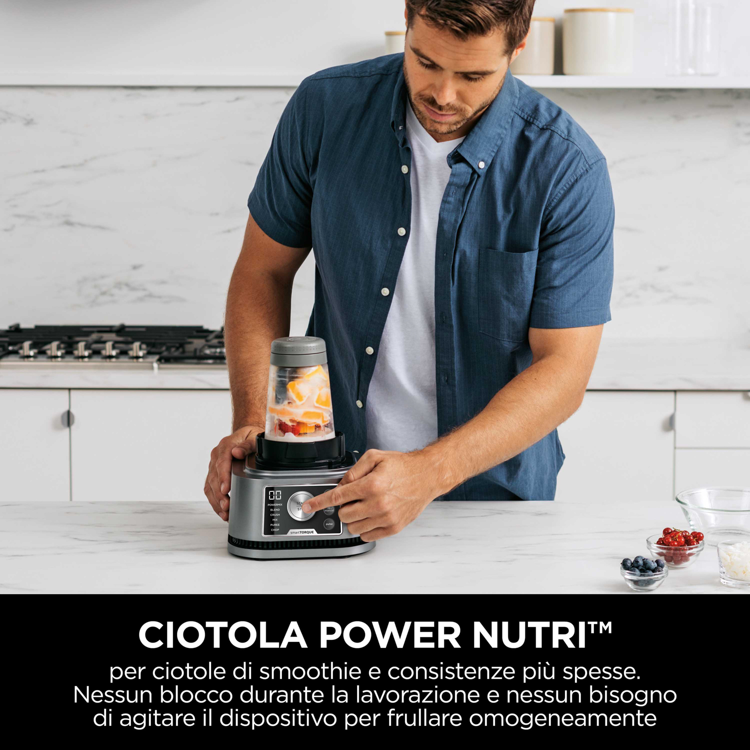Una persona usa un frullatore per fare un frullato, con frutta e testo sovrapposto.