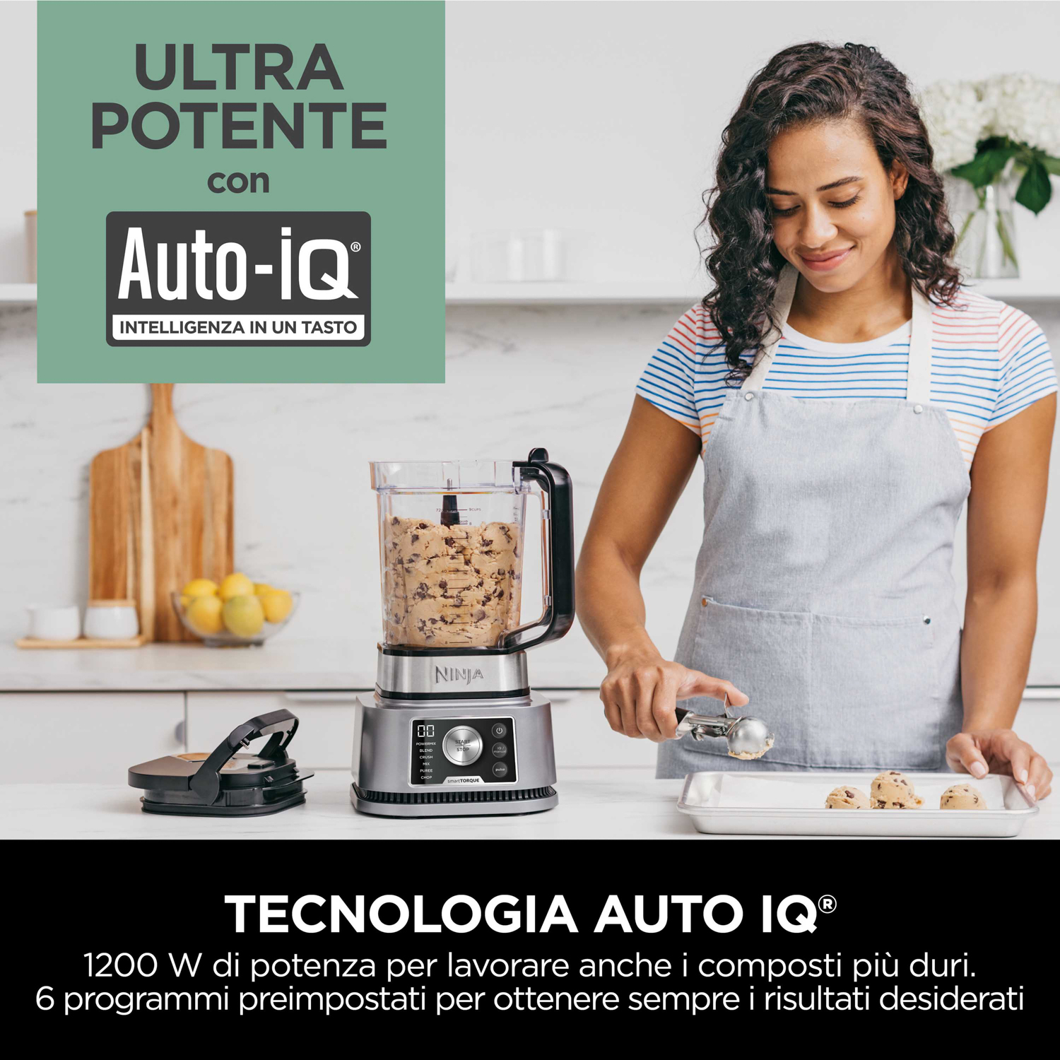 Una donna usa un robot da cucina Ninja. Ingredienti all'interno, testo su Auto-iQ.