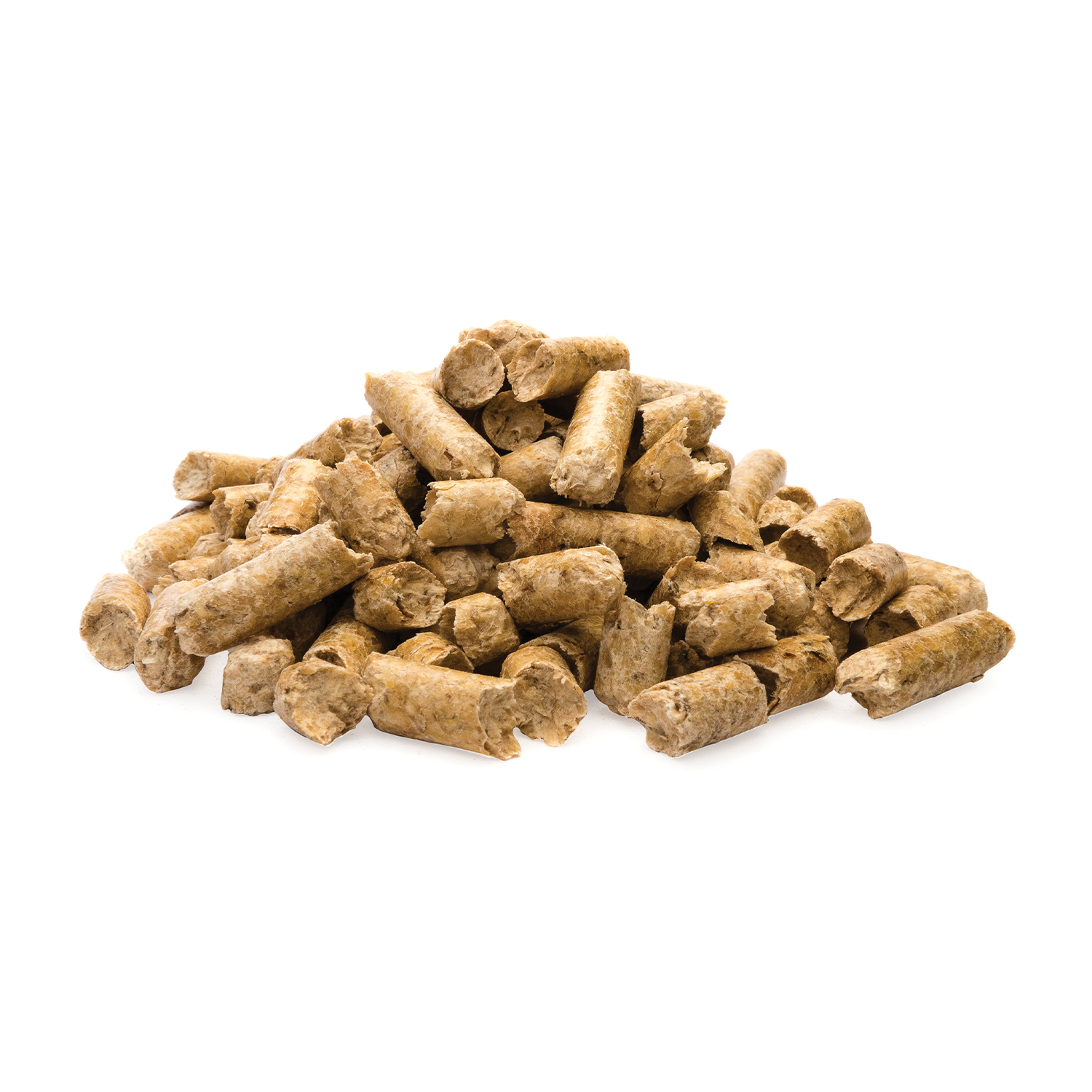 Un mucchio di pellet di legno marrone su sfondo bianco.