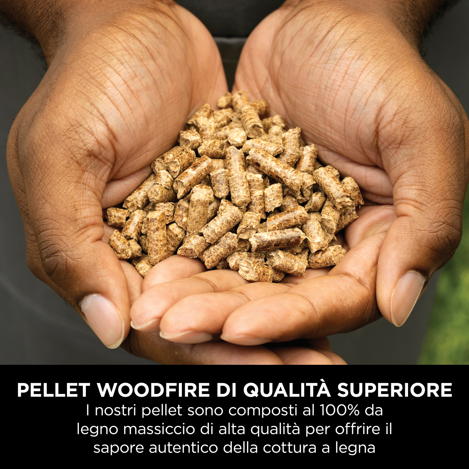 Mani che tengono pellet di legna. I pellet sono marroni. Testo: Pellet di legna di alta qualità.
