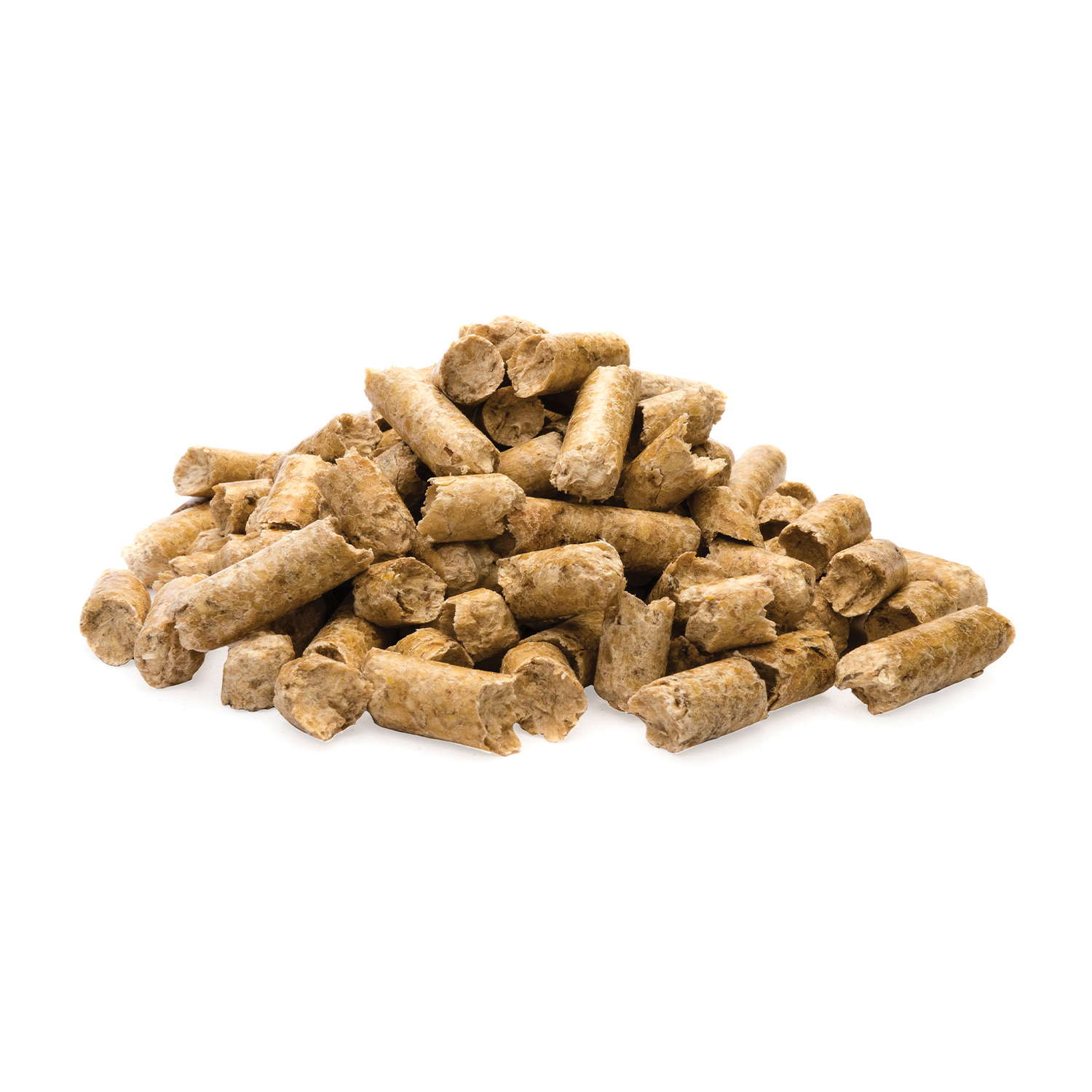 Pila di pellet di legno marrone, primo piano su sfondo bianco.