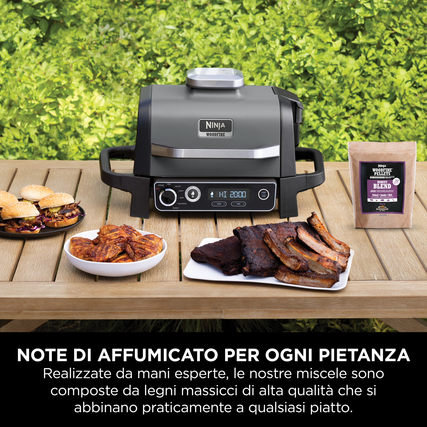 Griglia Ninja Woodfire con cibo, su un tavolo di legno all'aperto.