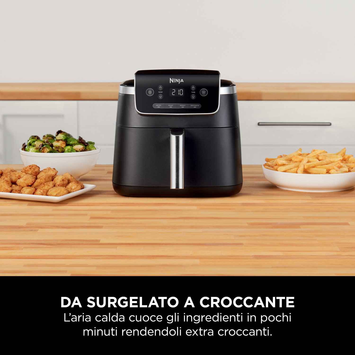 Friggitrice ad aria nera con cibo sul bancone.