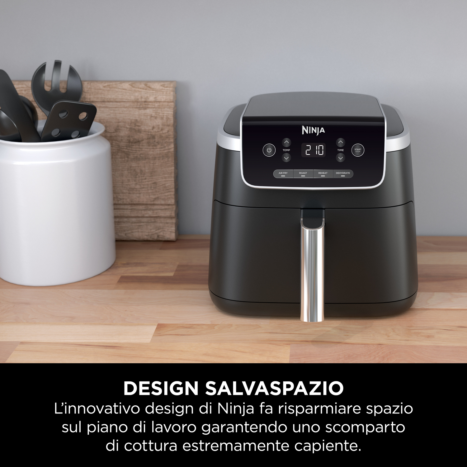 Friggitrice ad aria nera con display digitale. È su una superficie di legno vicino a un contenitore bianco.