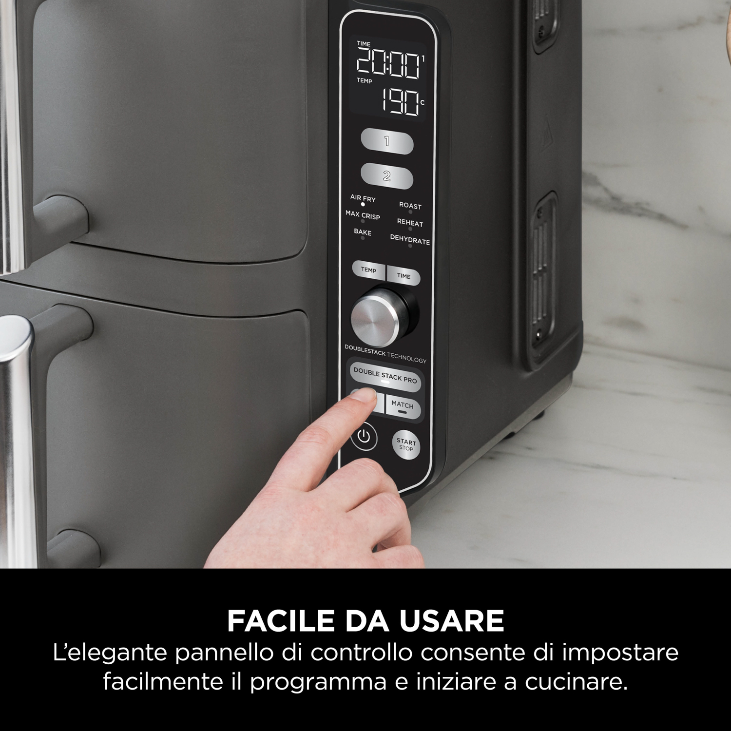 Pannello di controllo della friggitrice ad aria. La mano tocca il pulsante 'Double Stack Pro'. Display digitale mostrato.