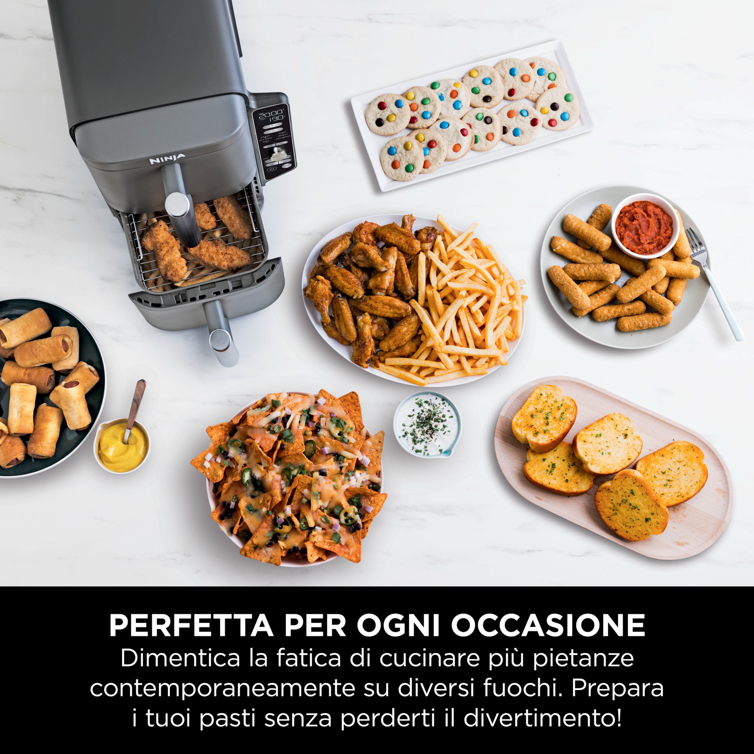 Vista dall'alto di vari cibi fritti e snack su una superficie bianca.