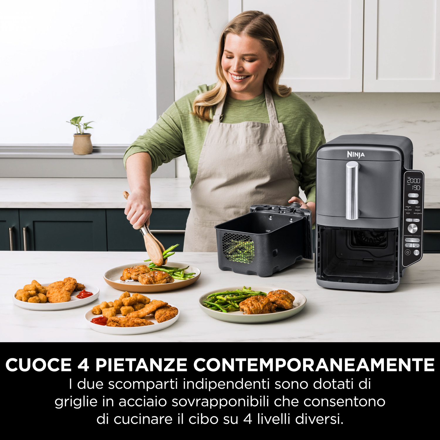 Donna usa una friggitrice ad aria Ninja. Mostra piatti di cibo e l'elettrodomestico sullo sfondo.
