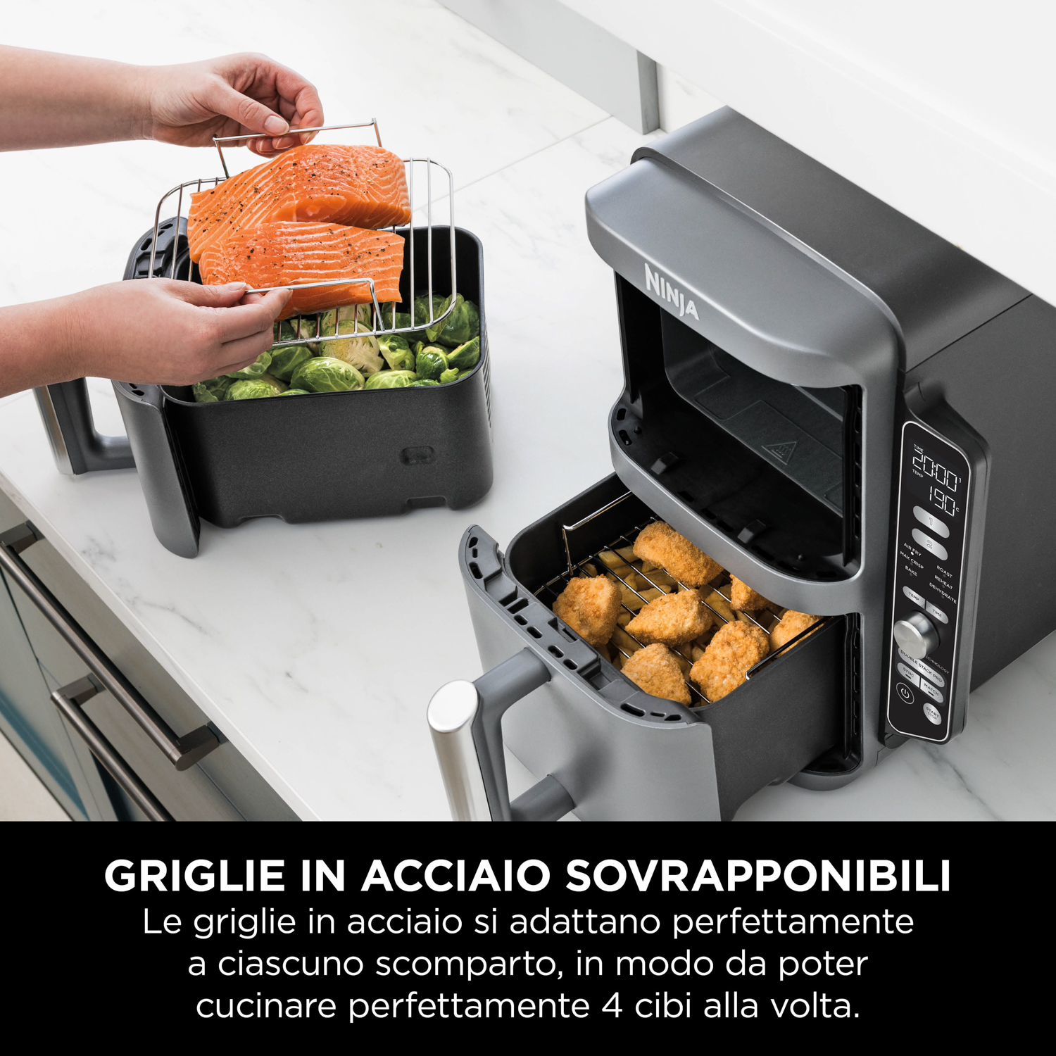 Friggitrice ad aria Ninja con due scomparti. Uno contiene salmone e verdure, l'altro cibi fritti.