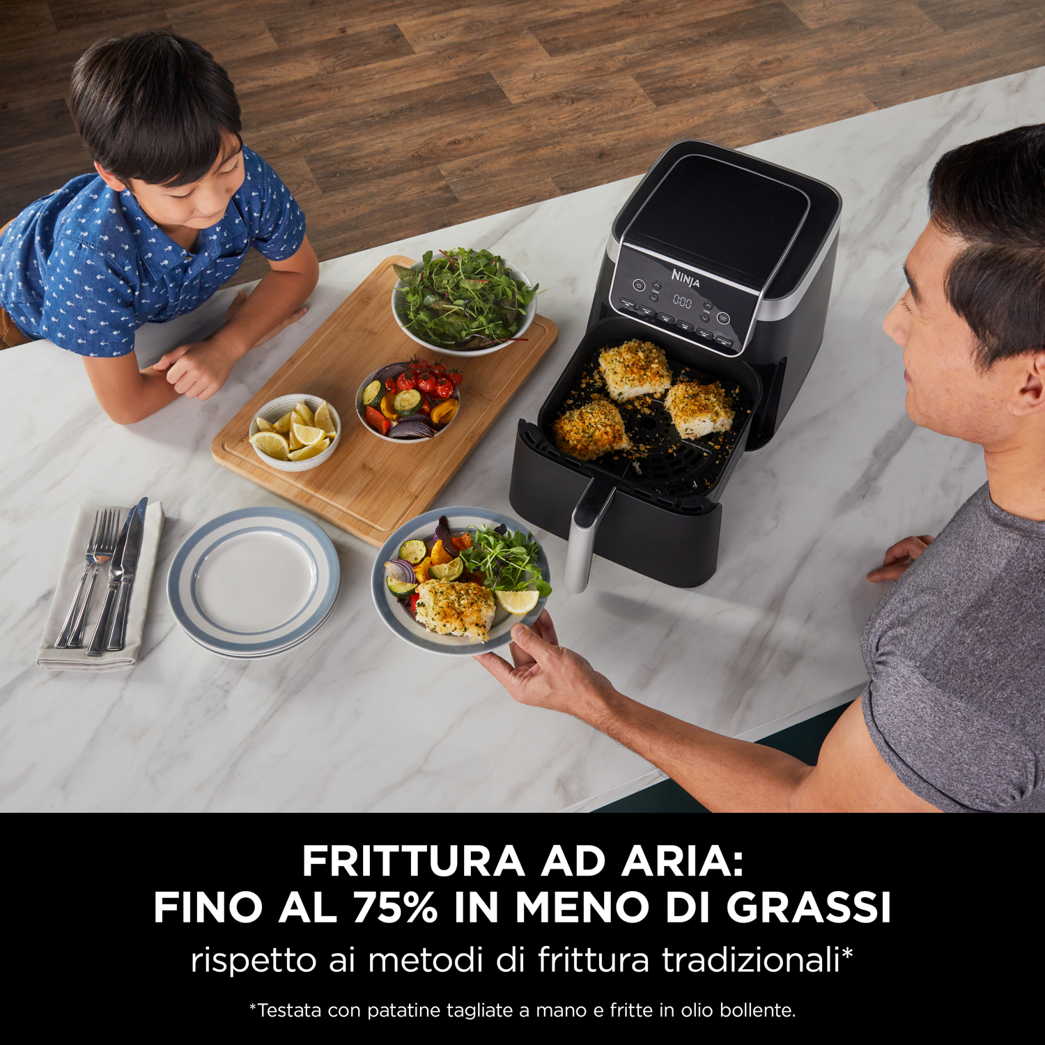 Una famiglia che gusta cibo fritto da una friggitrice ad aria Ninja in cucina.
